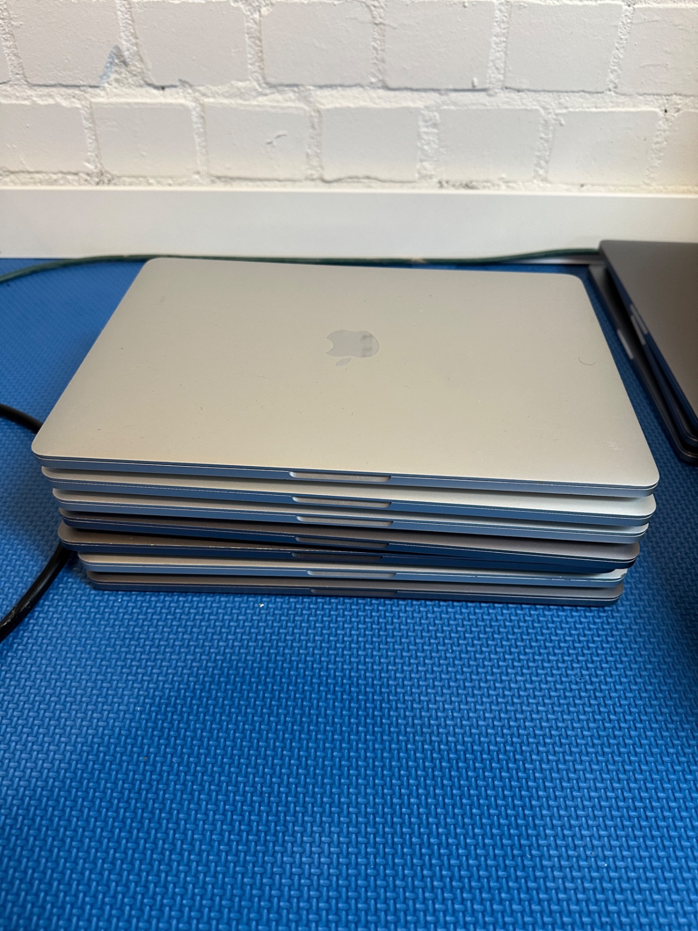 Recente partij MacBooks na zakelijke inkoop, klaar voor refurbishing bij iMac and More