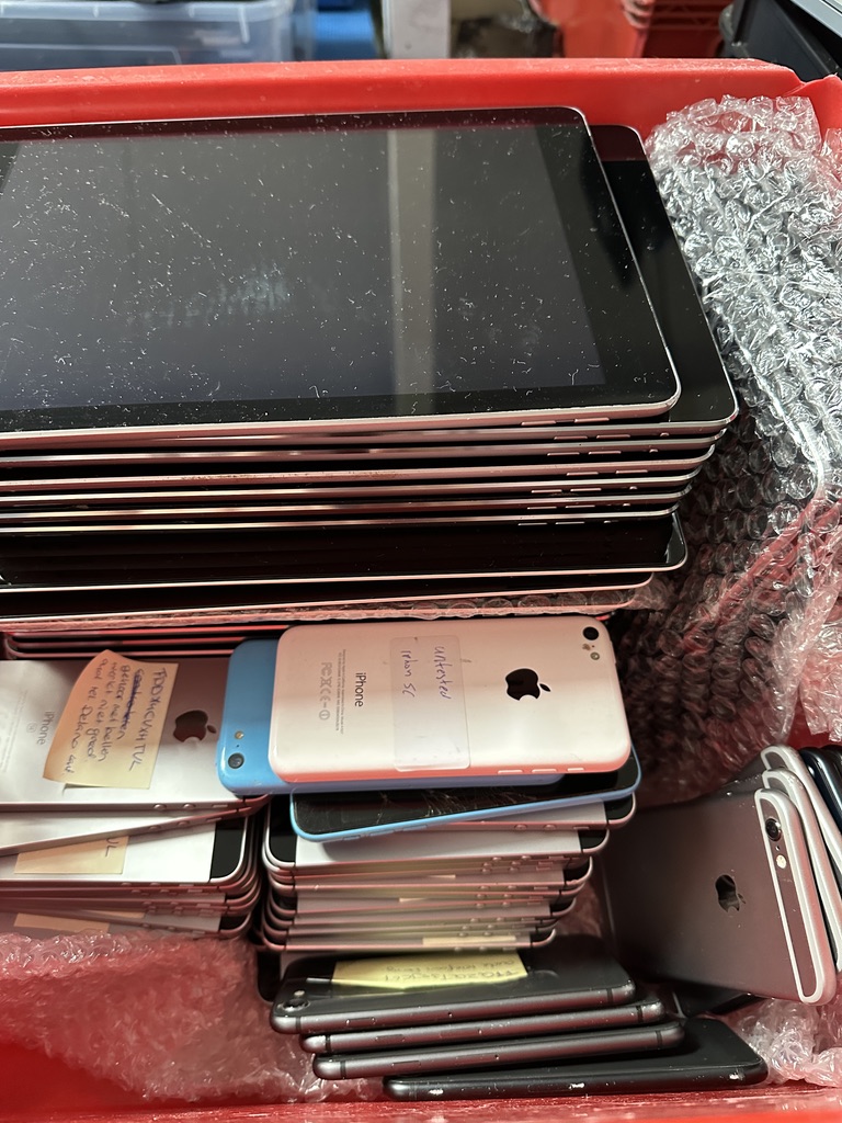 Krat met iPads en iPhones na zakelijke inkoop door iMac and More