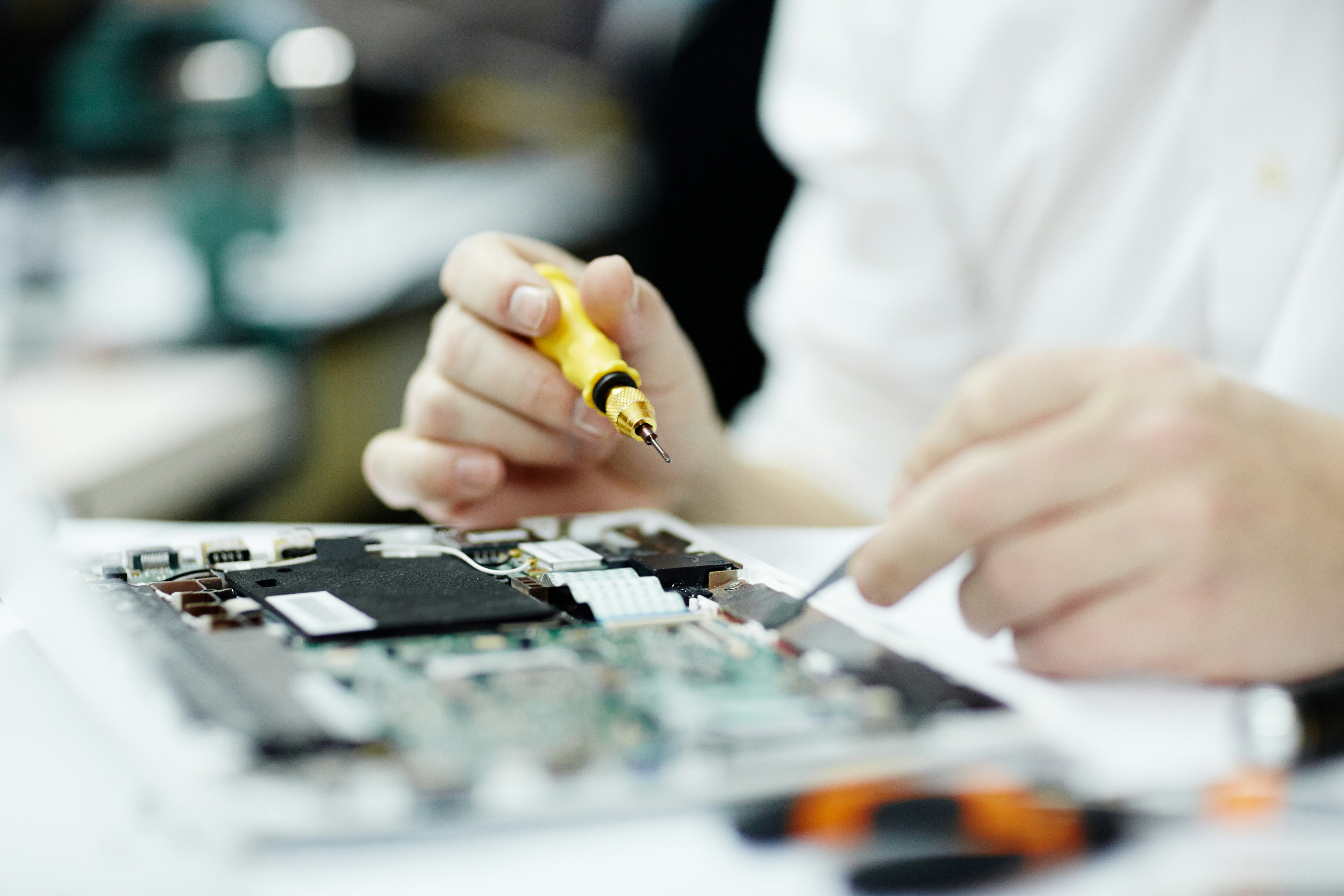 Reiniging van het MacBook moederbord na waterschade