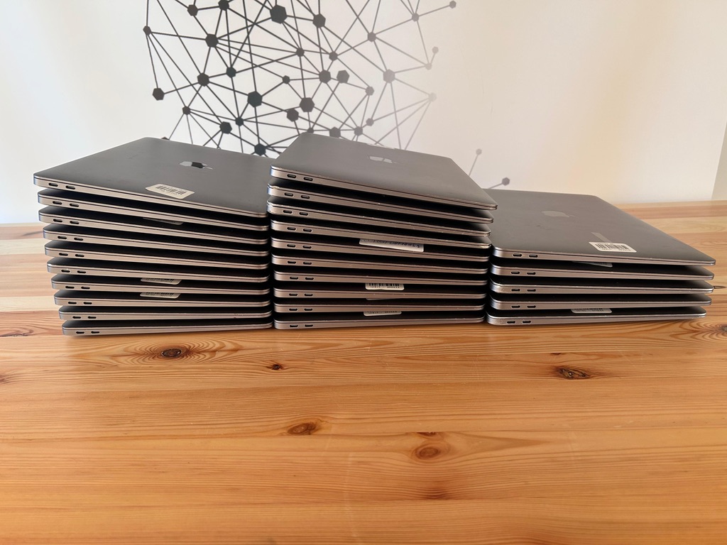 Grote stapel MacBooks na zakelijke inkoop door iMac and More